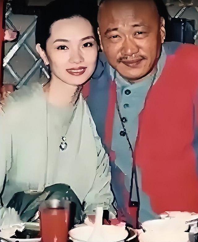80岁凌峰与现任老婆合照罕见曝光,女方不是贺顺顺,传闻原来是真