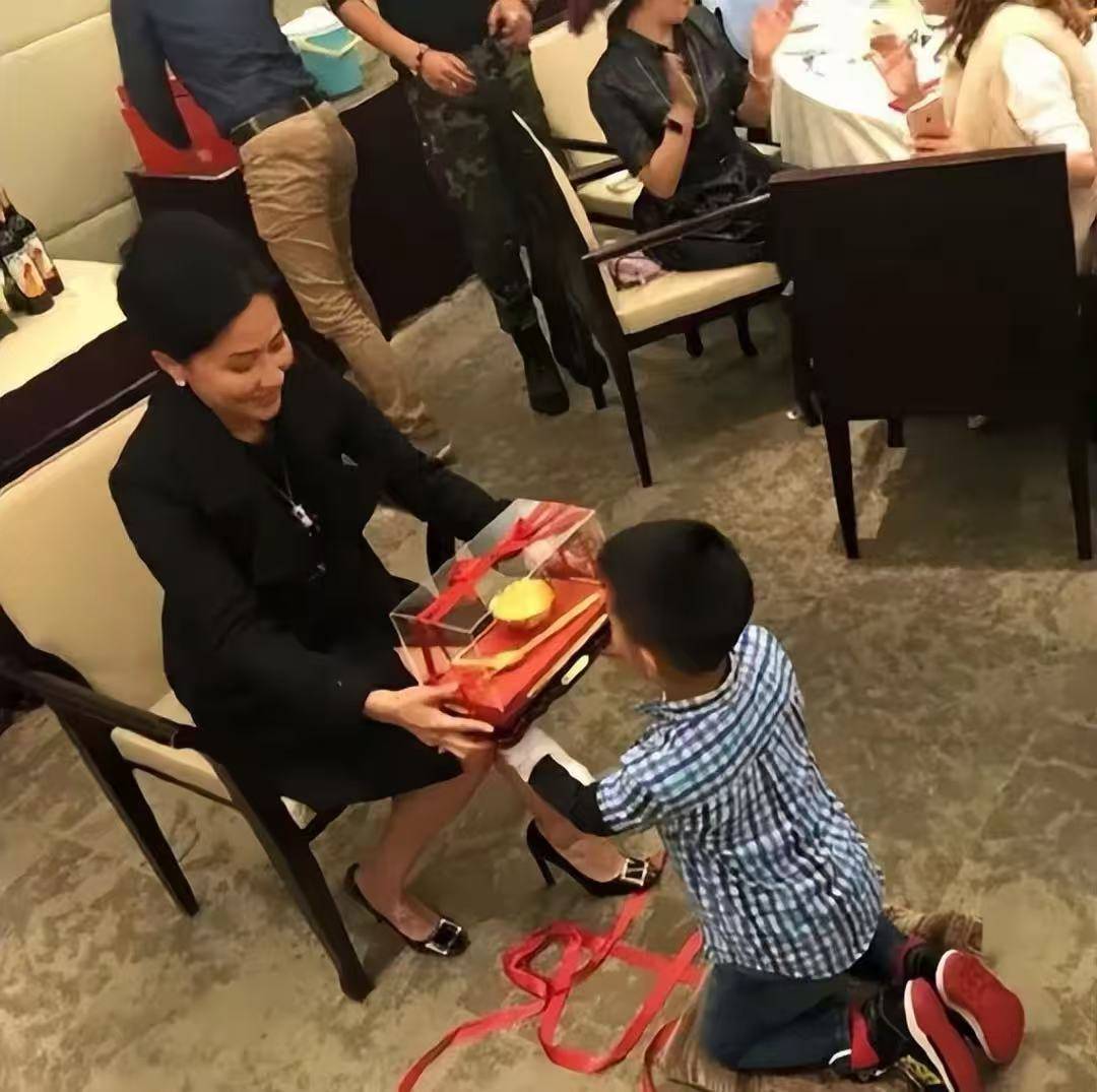 成龙,周迅等一众好友见证了这一特殊时刻,而刘嘉玲送给胡皓