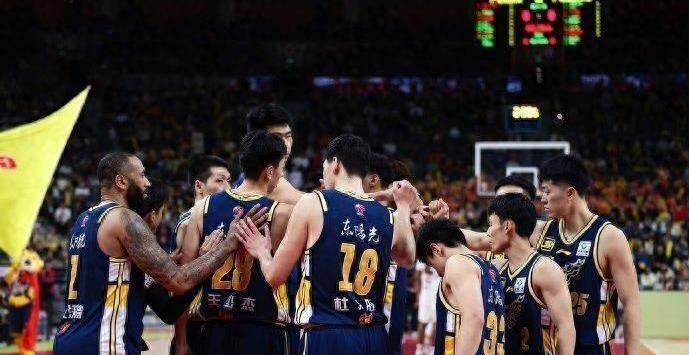 何时到队？广东绯闻外援打野球秀暴扣 将是杜锋带队冲冠重要因素