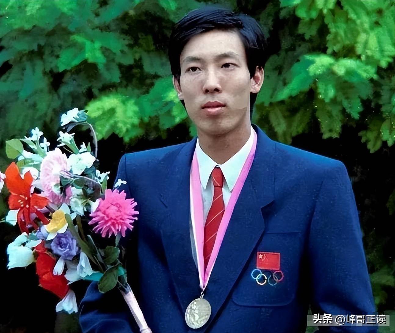 跳高王子朱建华现状:62岁很显老,家人在美国生活,他在咱家挣钱