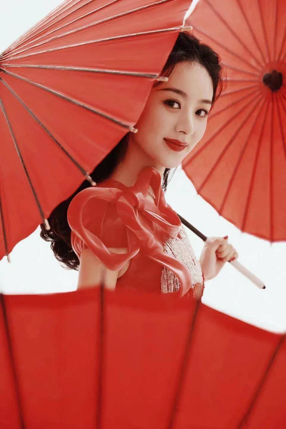 標題赵丽颖红色长发惊艳亮相,又美又飒引热议:是真正的侠女风范