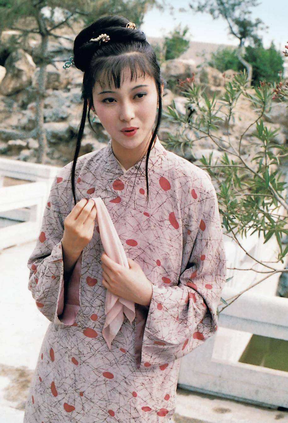 难怪王扶林让化妆师把"邢岫烟"李伊化丑,她长得太靓怕喧宾夺主