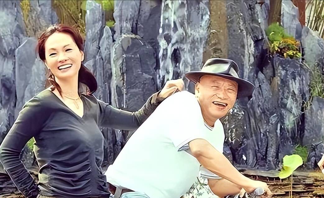 80岁凌峰与现任老婆合照罕见曝光,女方不是贺顺顺,传闻原来是真