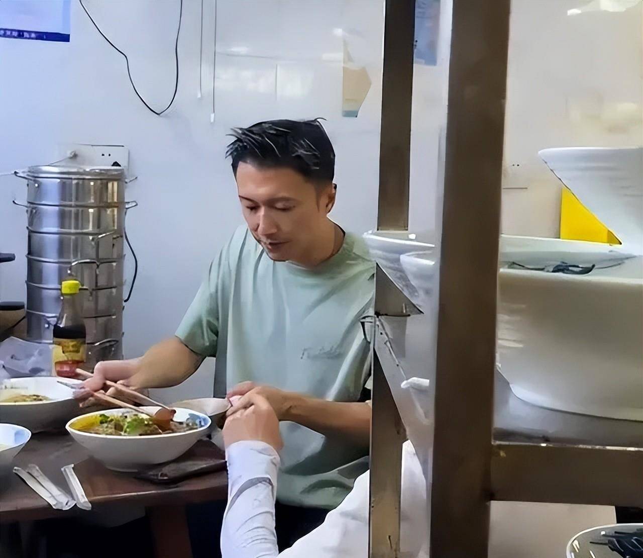 谢霆锋吃路边摊,头发凌乱,抬头纹眼袋明显,亲切地与老奶奶合影