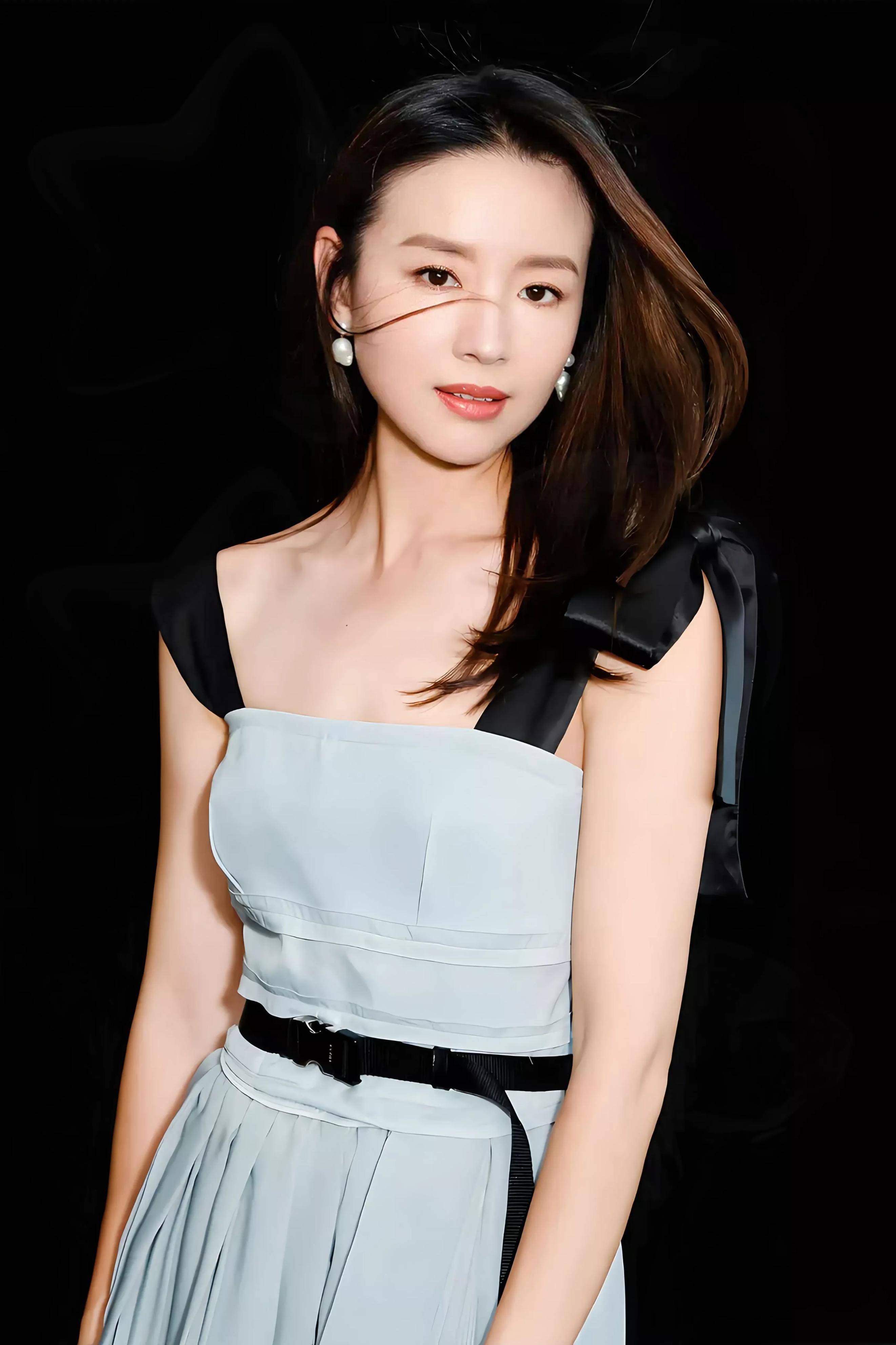 董洁有多美?00年她和谢霆锋春晚合影,那年20岁气质非凡清冷脱俗
