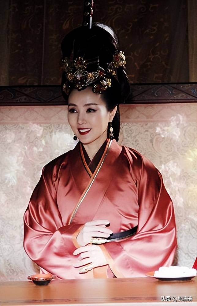 相比较单一的谩骂,楚威后的谋算和快刀斩乱麻的性格才是最吸引人的,让