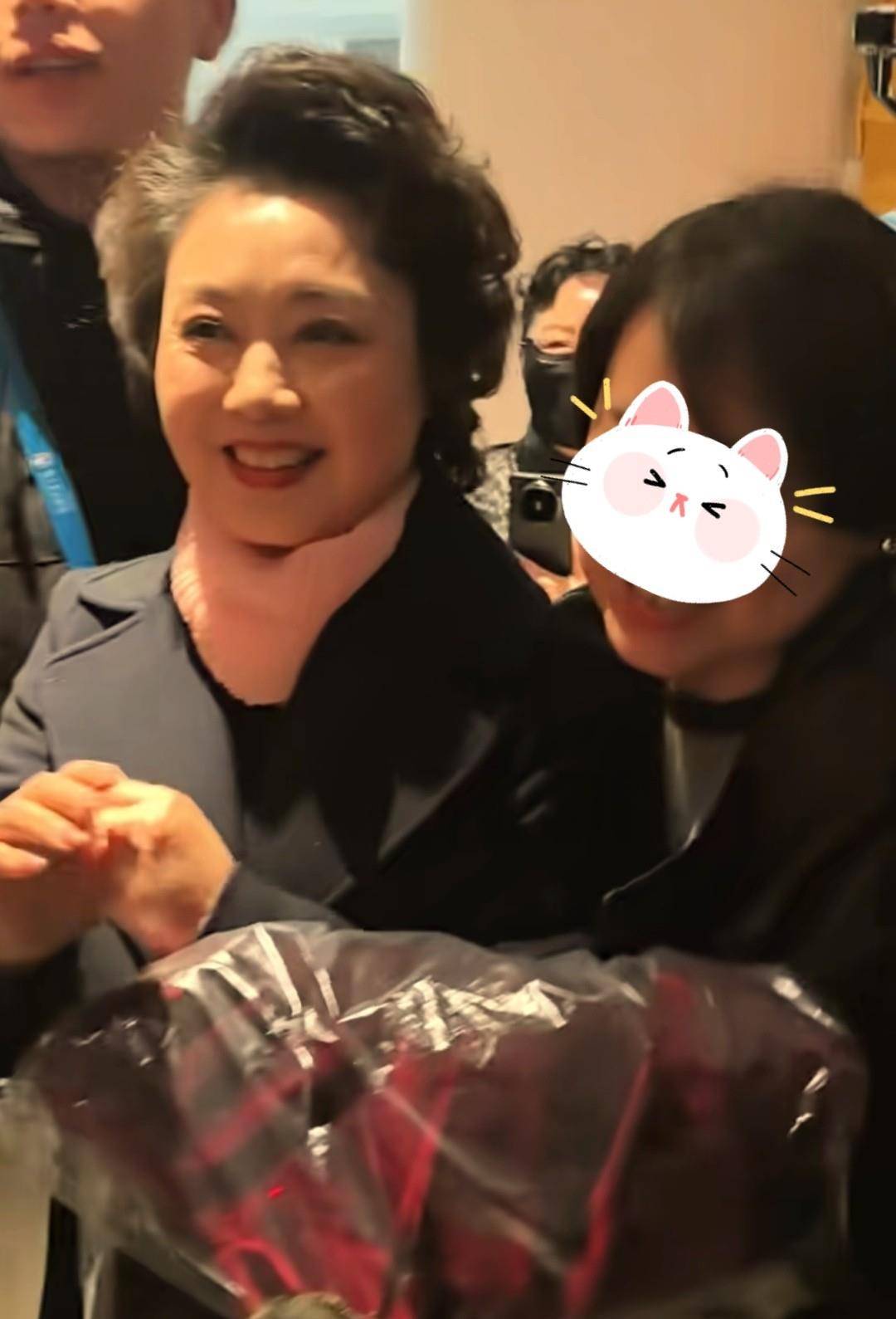 偶遇京剧美人李胜素59岁近照曝光端庄优雅自然美丽