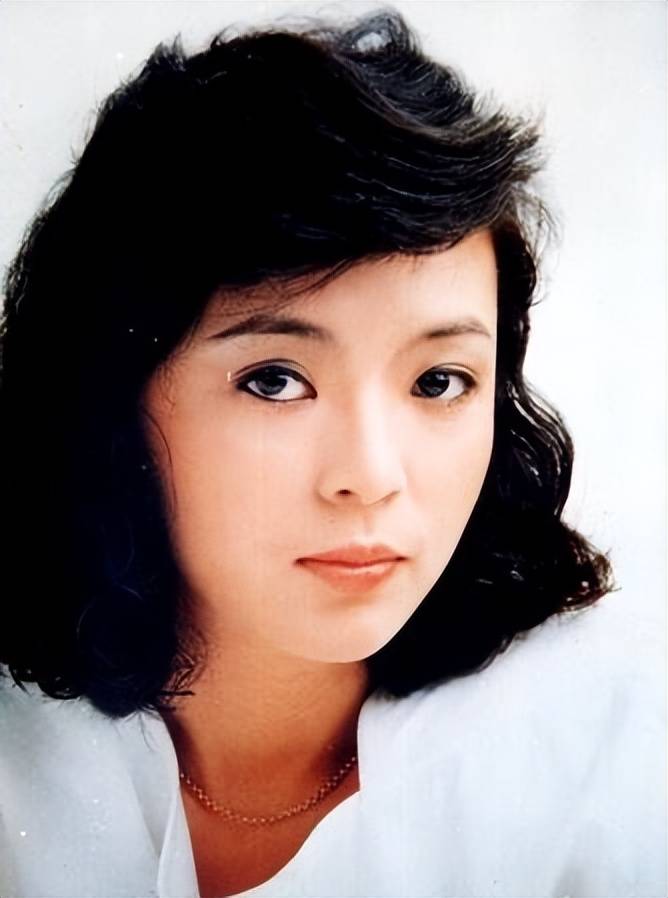 陈玉莲前男友70岁大寿,请众女星吃山珍海味,合照坐中间异性缘好