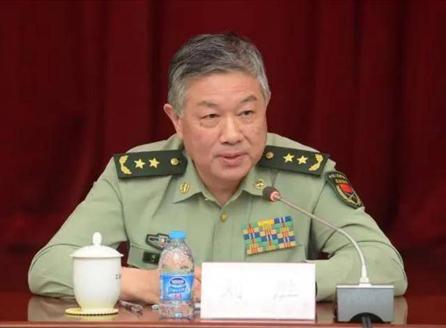 他44岁担任福州军区副政委,56岁却选择自杀,两个儿子都是中将