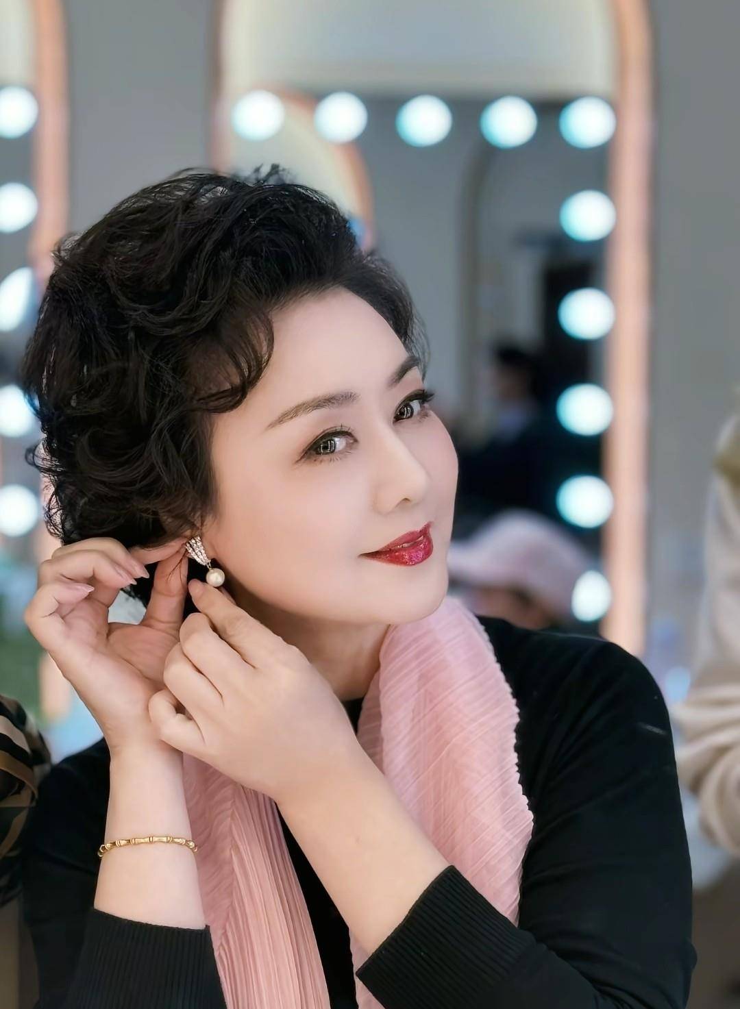 偶遇京剧美人李胜素59岁近照曝光端庄优雅自然美丽
