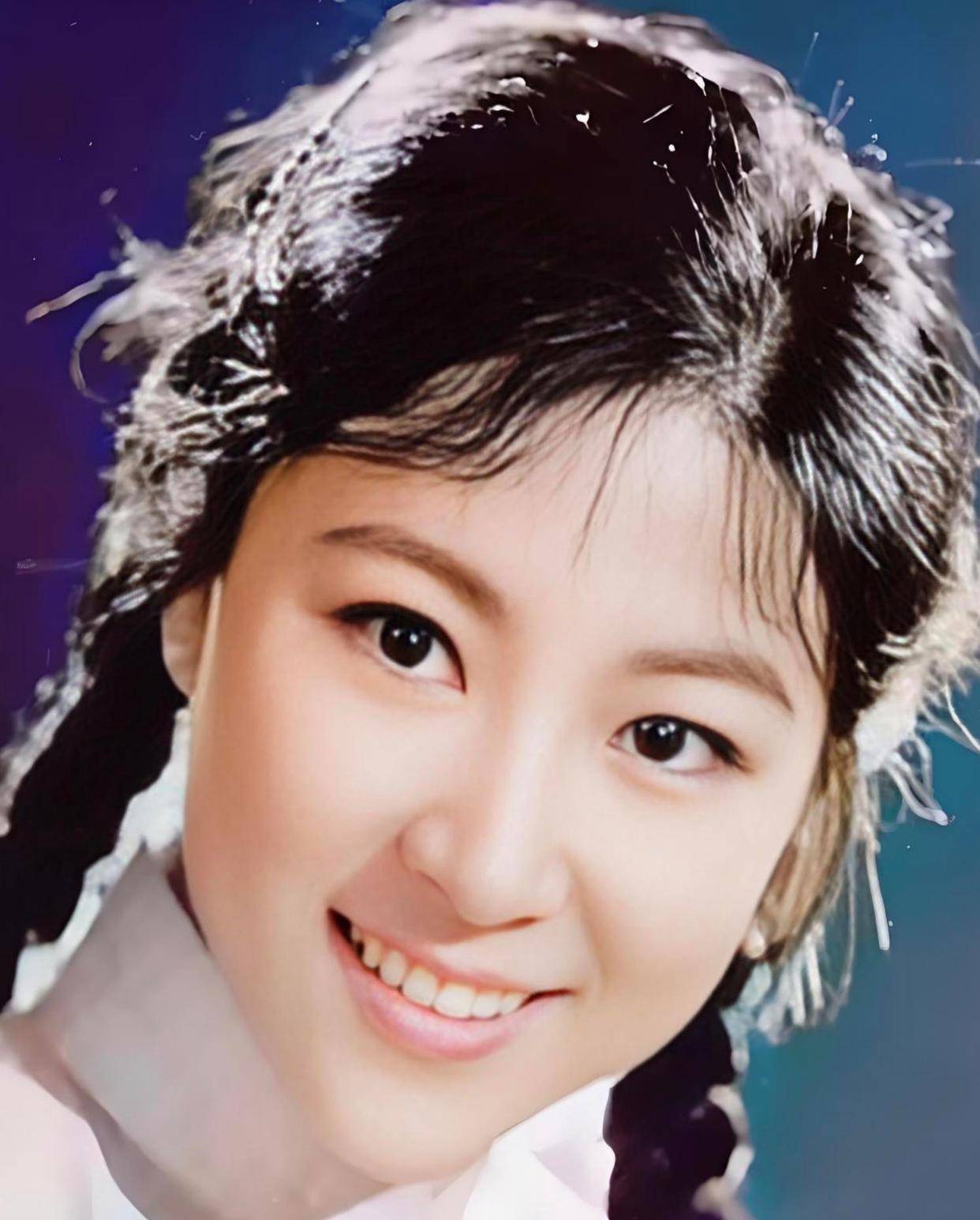 红极一时的王馥荔丈夫为她放弃军职不给儿子走关系如今儿子成为星