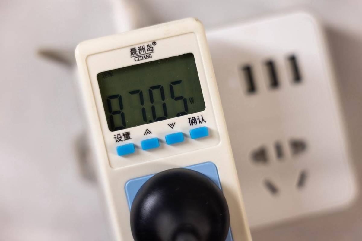 小小3A,轻松拿捏,自带屏幕更好玩,技嘉RTX 5080超级雕ICE装机体验