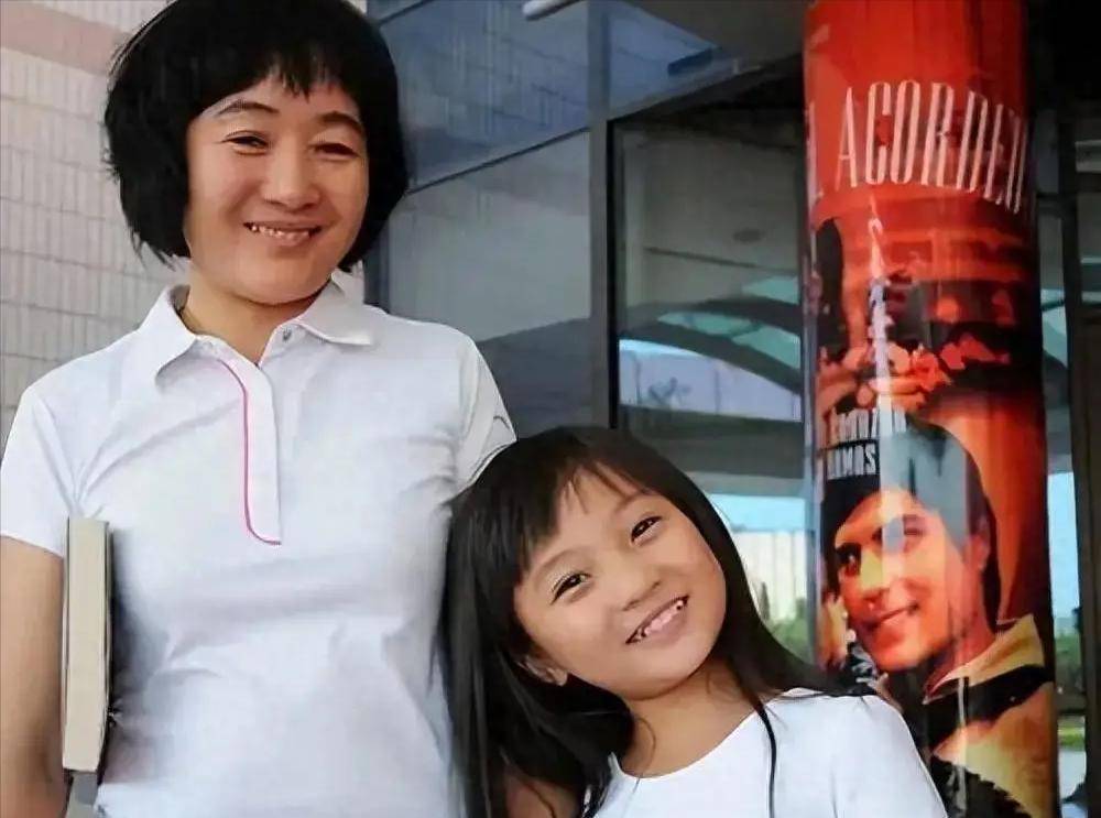 林妙可,丰胸门,陪酒门,炫富门,为啥人们总跟这个小女孩过不去