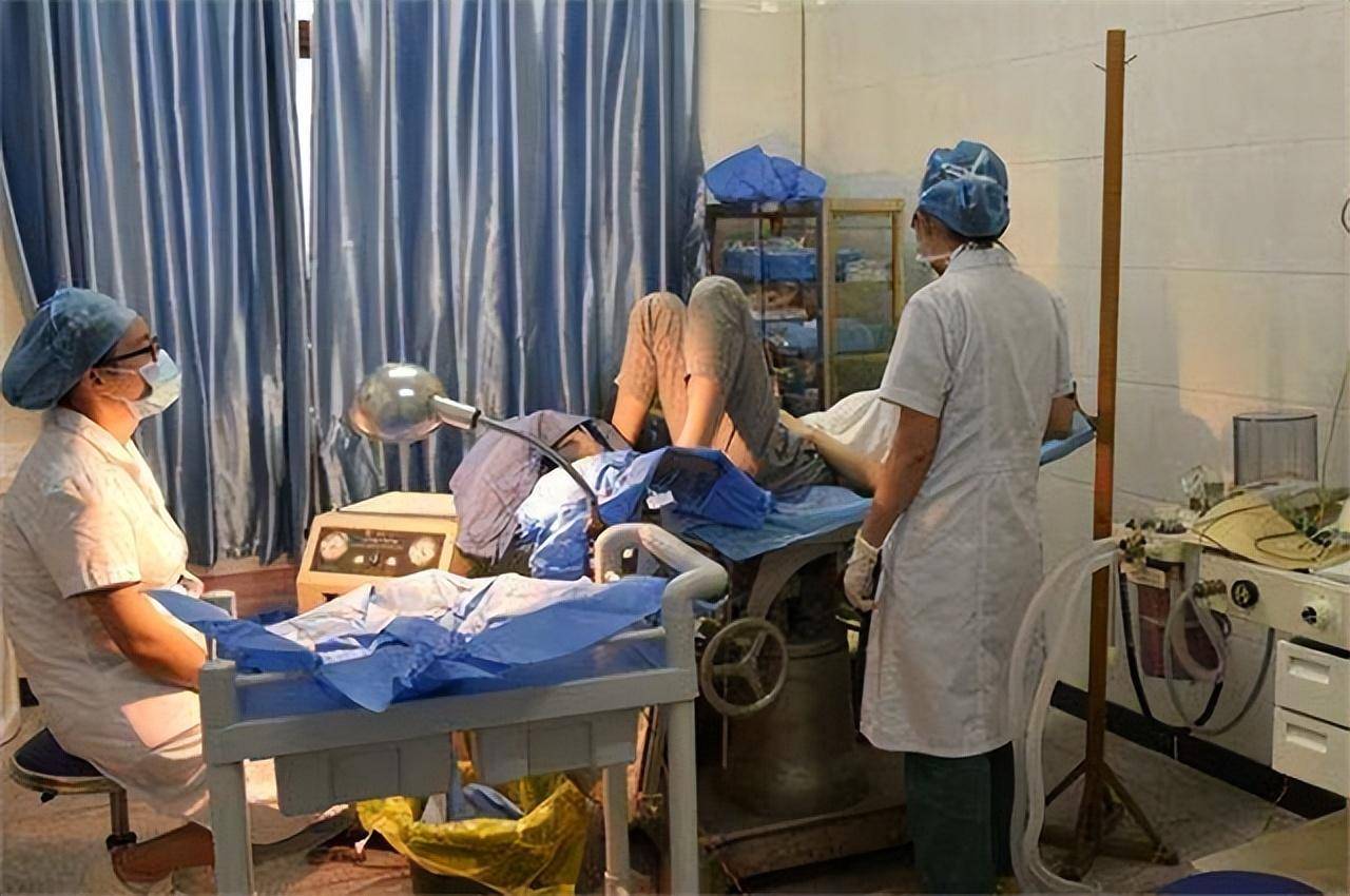 医生用流产器械给子宫模型进行流产,告诉女人：人流有多伤身