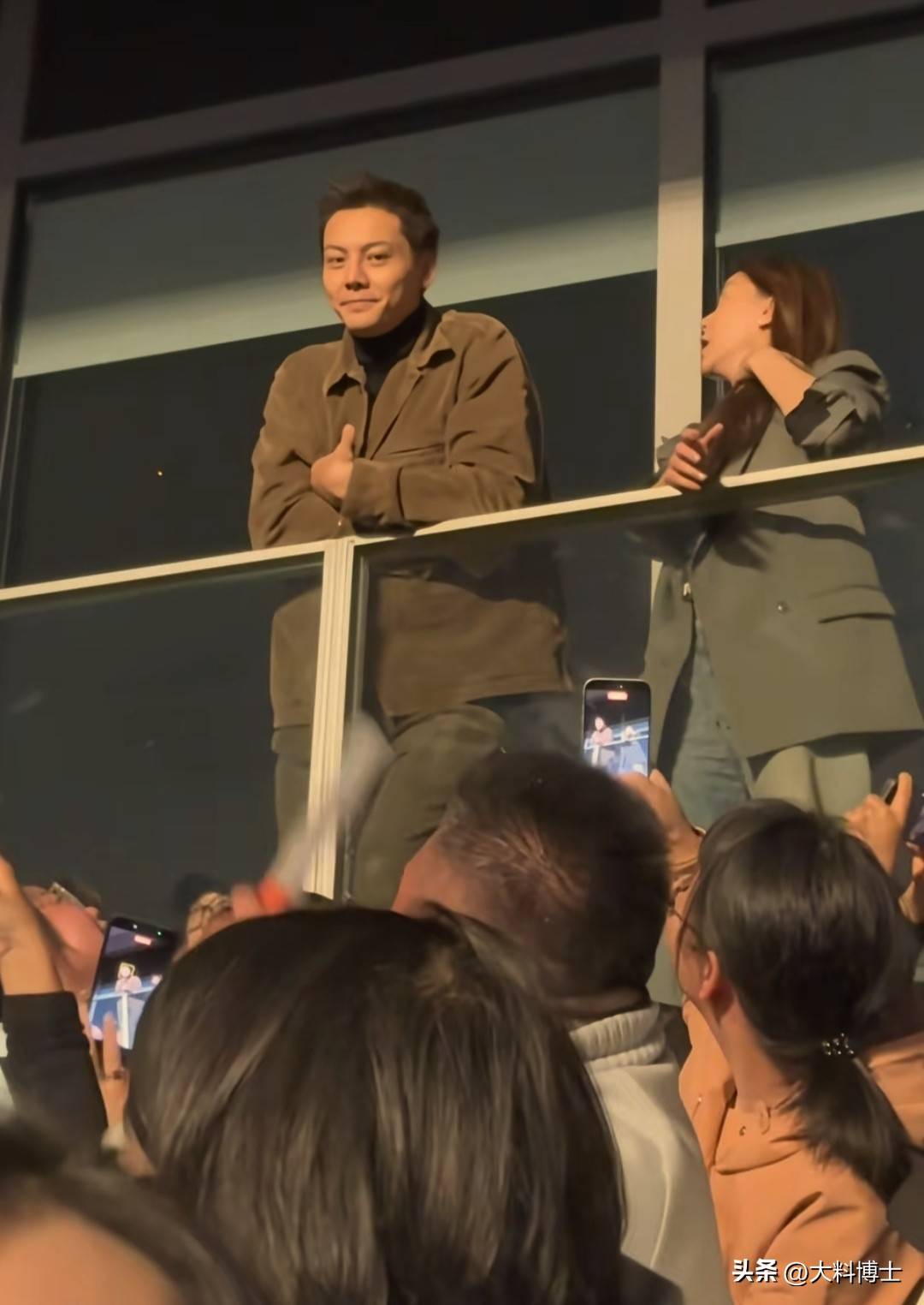 陈伟霆现身苏州看谢霆锋演唱会侧颜逆天霍汶希看得犯花痴