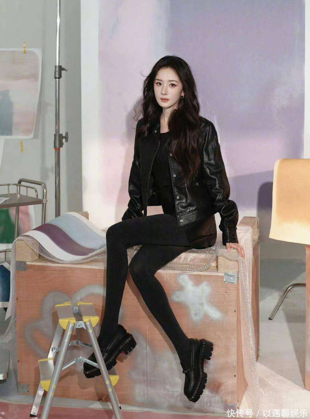 杨幂太会玩!皮衣套装搭紧身黑裤,甜酷冲突感直接拉满