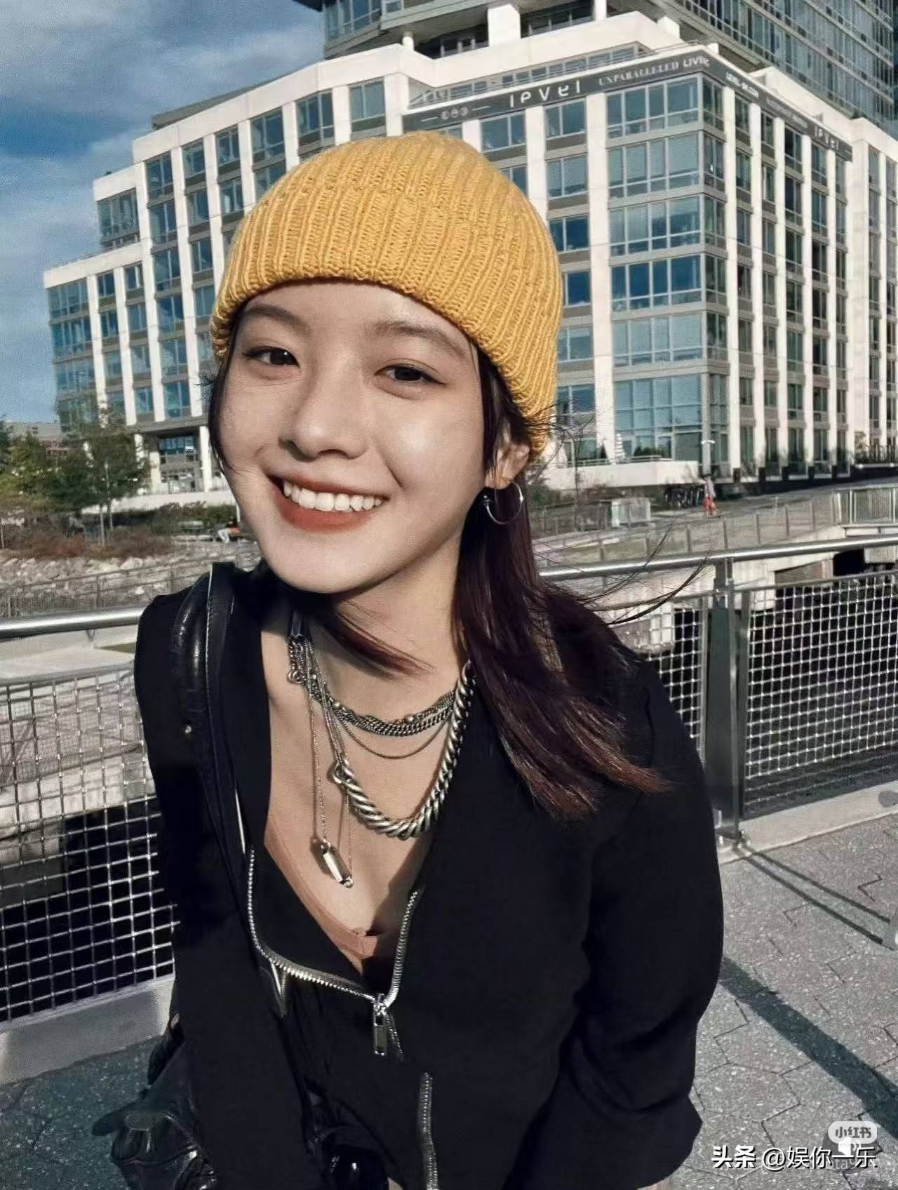 李庚希小秀性感黑色外套拉链拉到胸口好明媚的笑元气满满