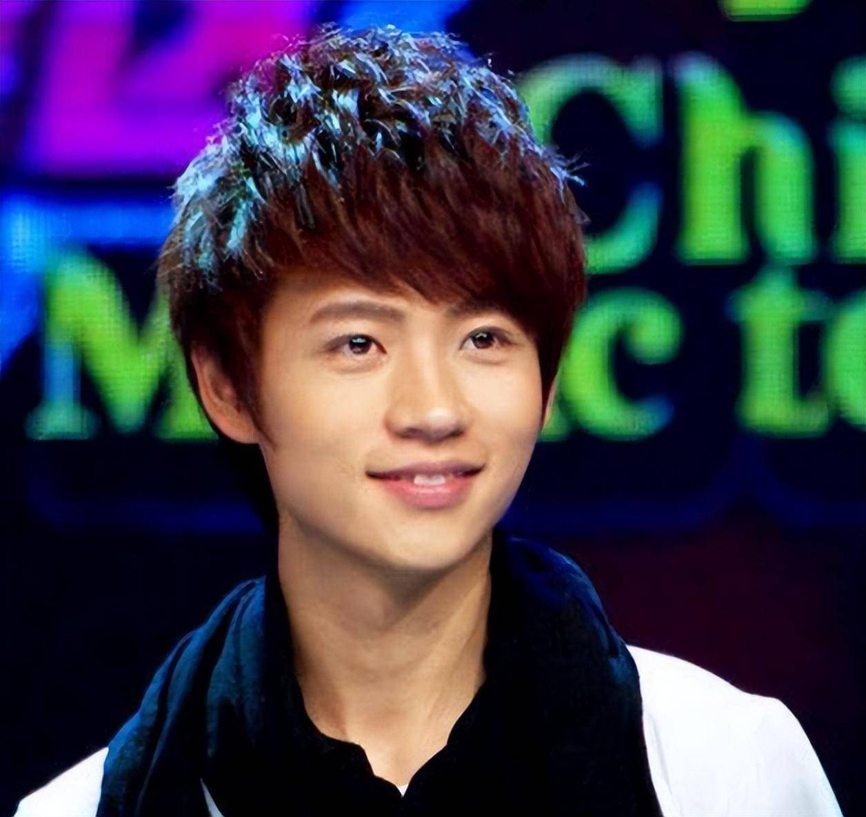 歌手魏晨:红了不忘本,14年独宠一人,把普通老婆当做宝