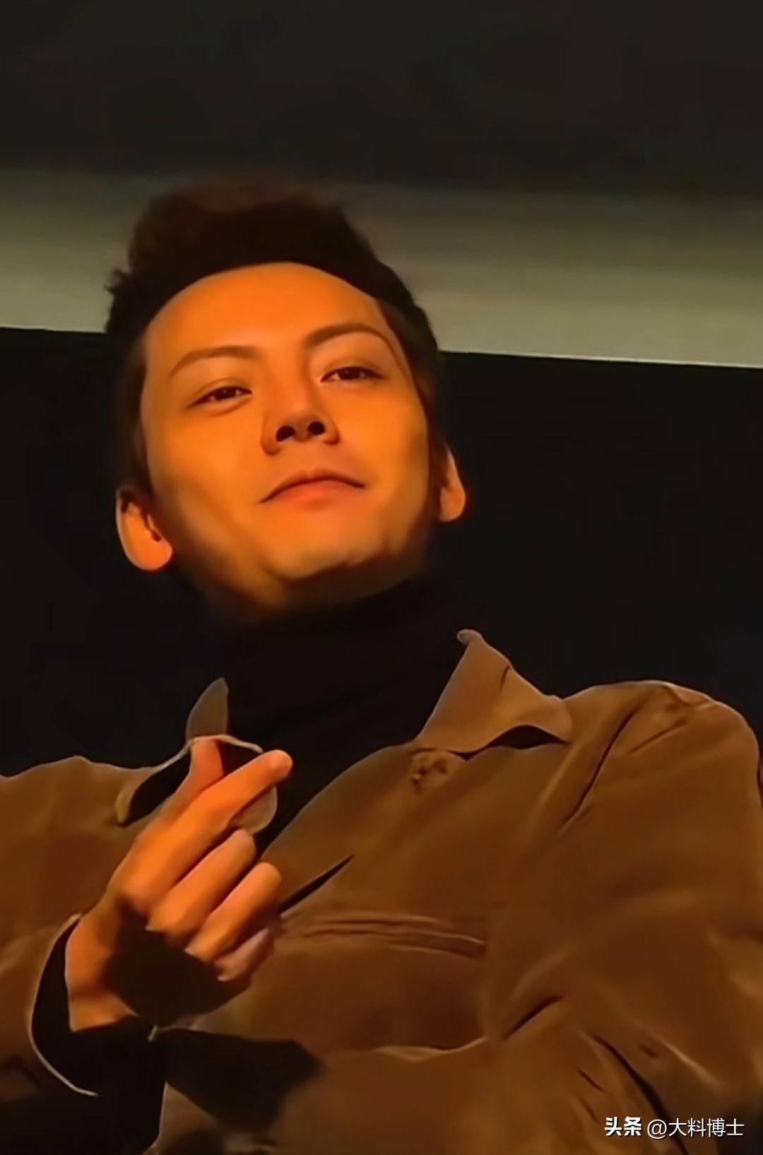 陈伟霆现身杭州看谢霆锋演唱会侧颜逆天霍汶希看得犯花痴