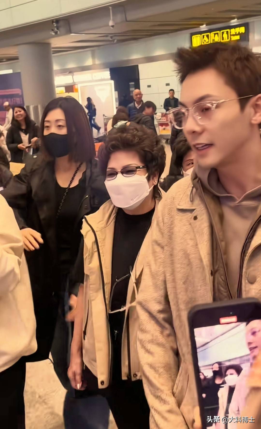 陈伟霆爱人北京豪宅晒照何穗产后腰细身瘦陈妈妈来京看孙子