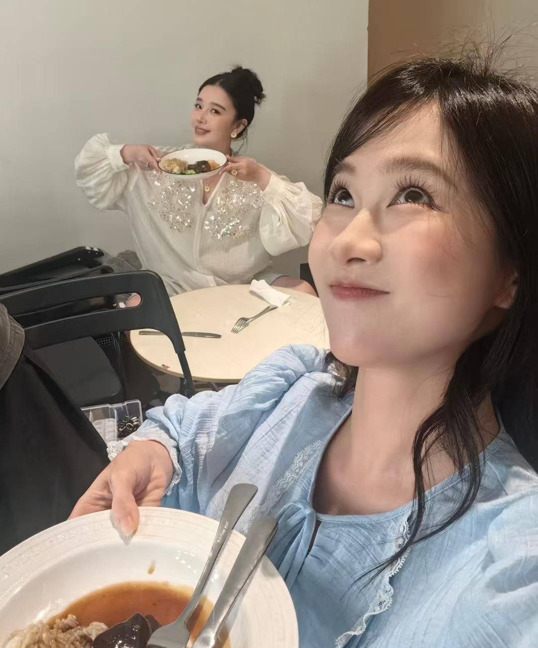 37岁阚清子晒大肚照,穿小香风外套身材圆润,纪凌尘女友是外国人