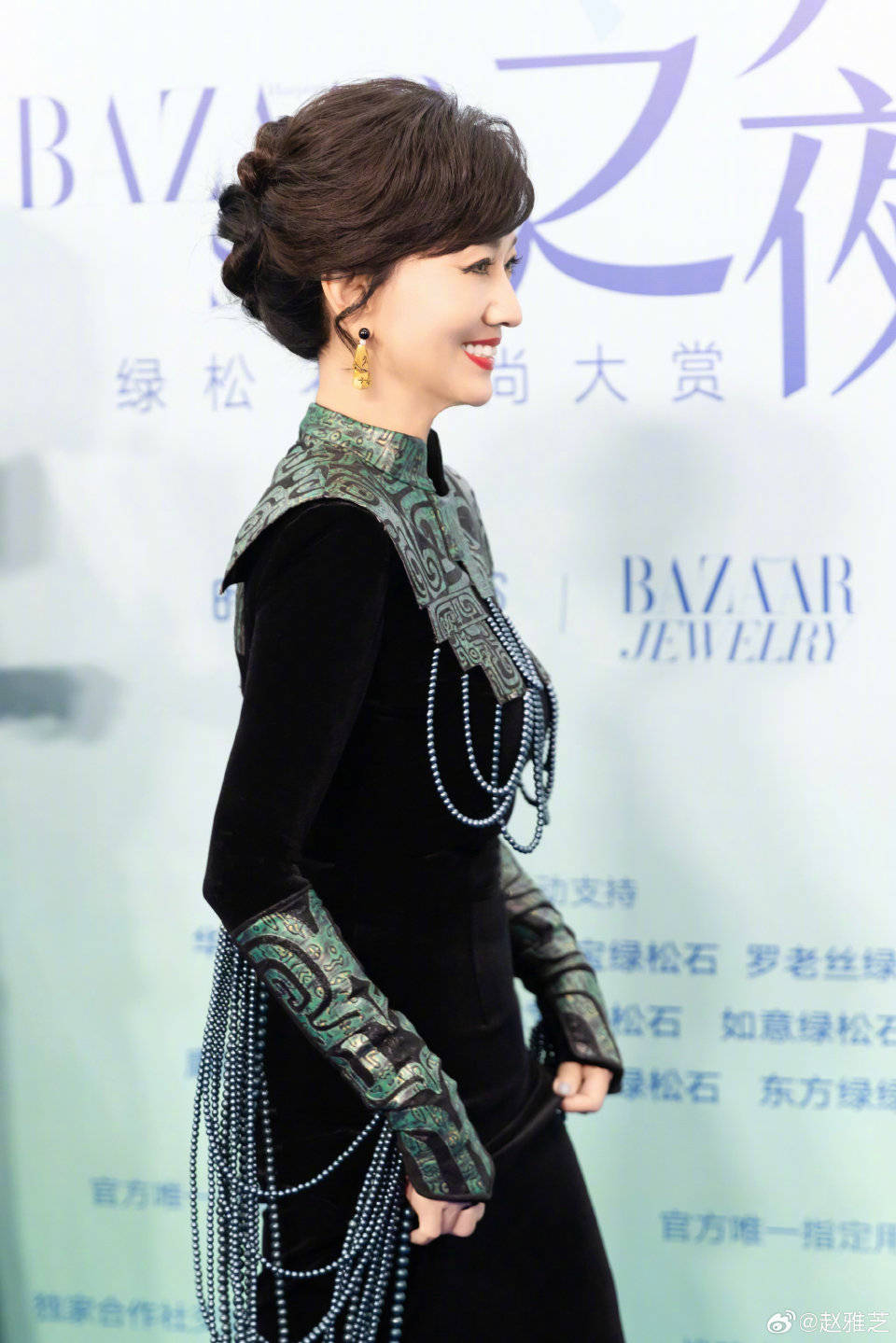 72岁赵雅芝晒照庆生!穿粉色抹胸花裙抱玫瑰花,皮肤白紧致似20岁