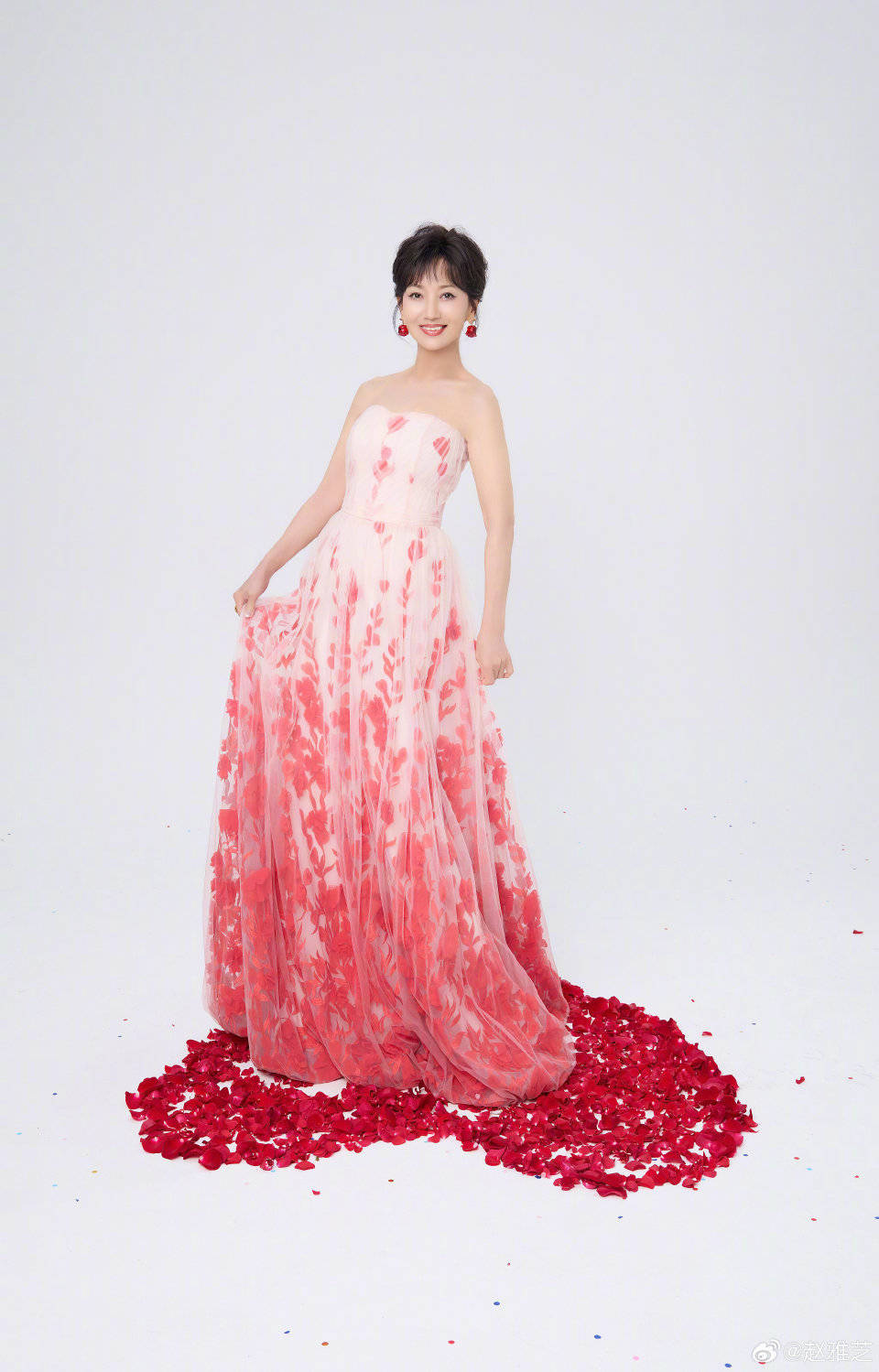 72岁赵雅芝晒照庆生!穿粉色抹胸花裙抱玫瑰花,皮肤白紧致似20岁