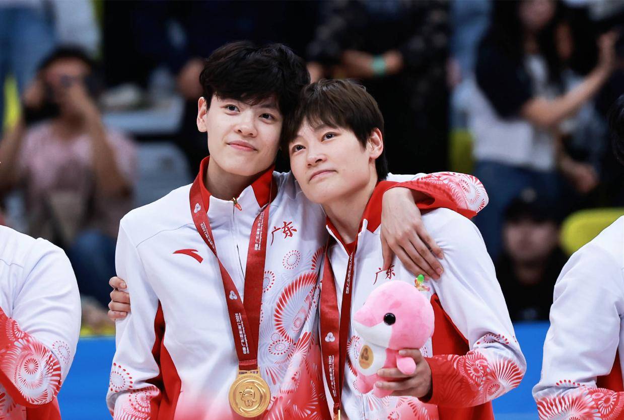 泪目！中国女篮30岁王牌带伤夺金告慰亡父：金牌挂妈妈脖子上