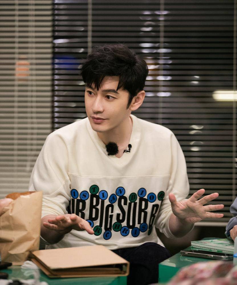 黄晓明终于摆脱了"油腻",综艺新造型清爽又干净,看起来稳重又