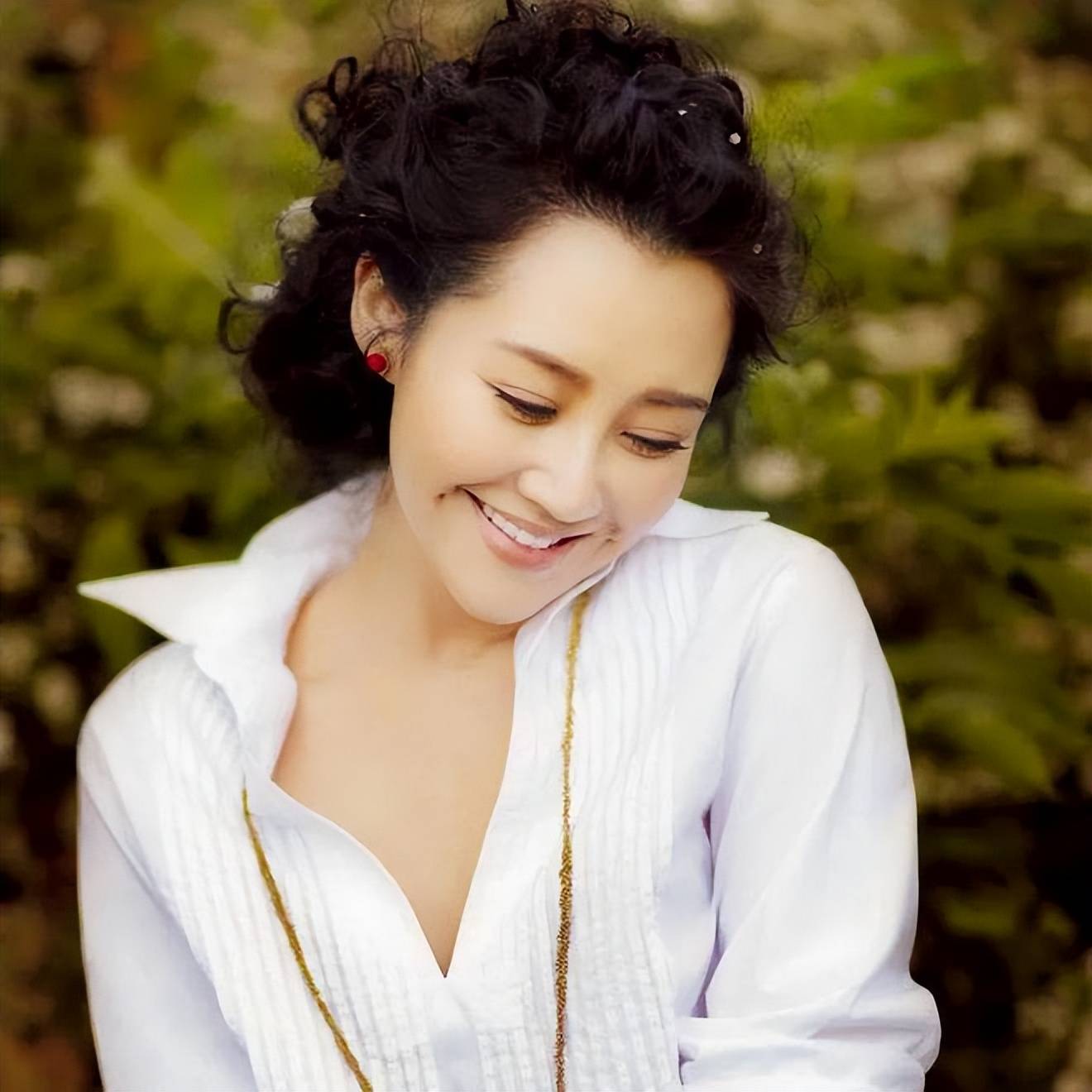 靠美貌征服4个男人,55岁许晴:我不婚不育,但有一个固定伴侣