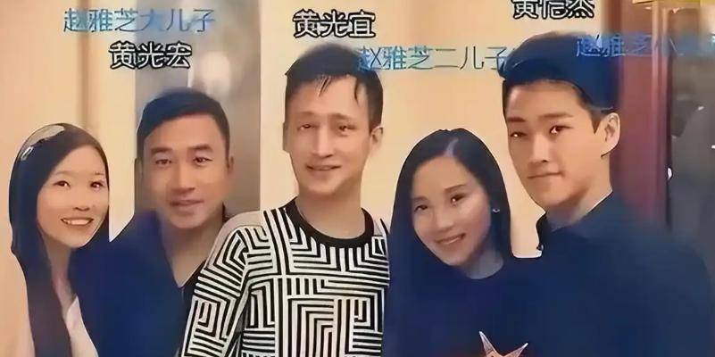 72岁赵雅芝携老公儿媳参加金鸡奖,三代同堂,孙女出镜漂亮可爱