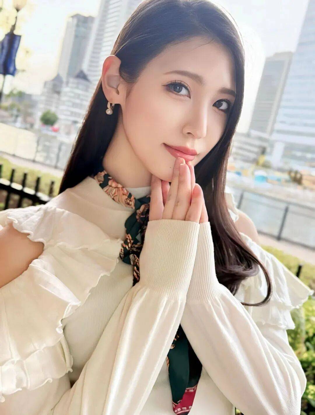 这位集网红美女与女艺人身份于一身的女神凭灵动大眼睛致命红唇诱惑