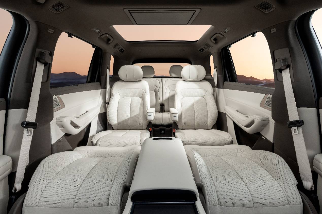 腾势N8L登场,陈小春应采儿一家四口喜提超豪华移动大平层!