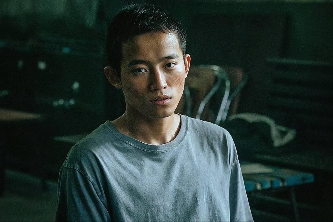 易烊千玺凭借电影成就成为最年轻影帝,周政杰在演艺事业中稳步前行,胡