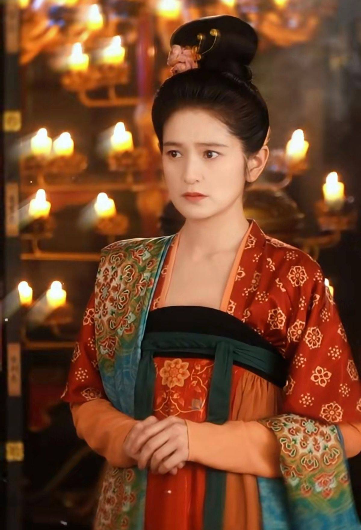 而他也在拍《灵魂摆渡》的时候被导演发掘签到了自己的公司随后便是
