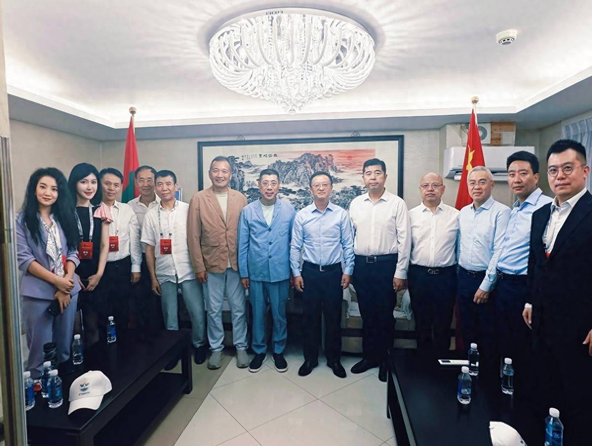 在王伟斌会长带领下,代表团先后拜会中国驻马尔代夫大使孔宪华,与