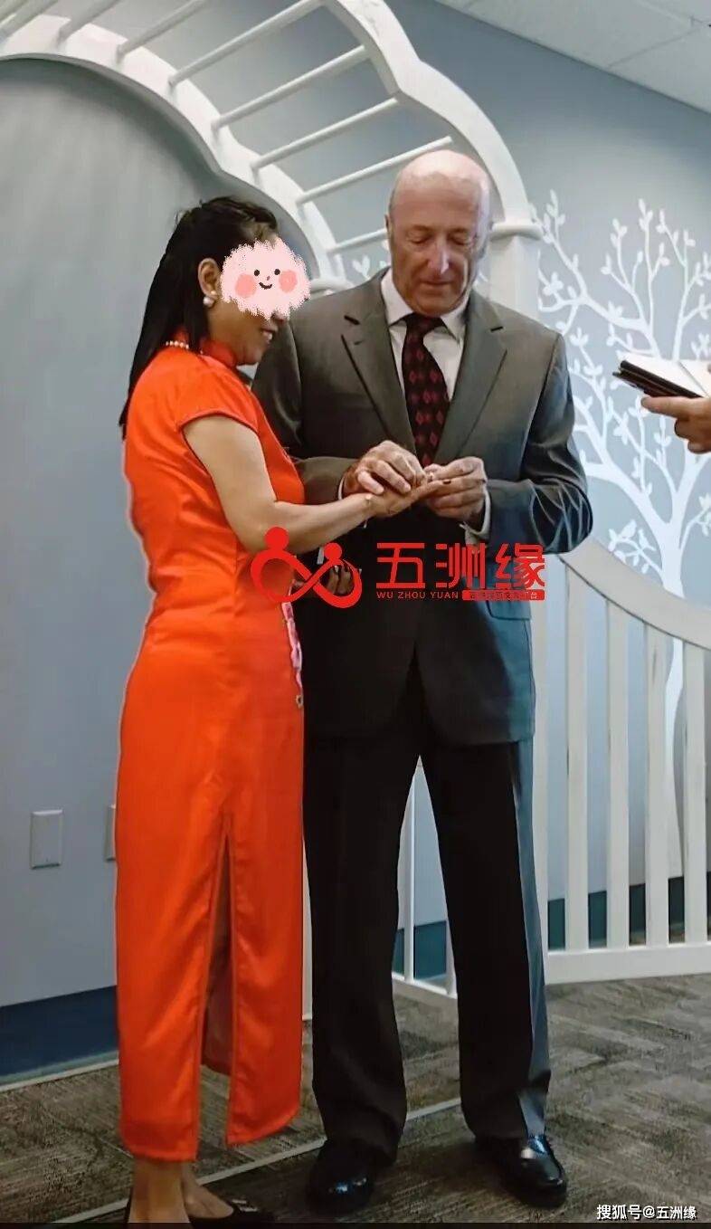 克服时差帮助芳姐准备绿卡申请材料,甚至为她提供美国定居后的生活支