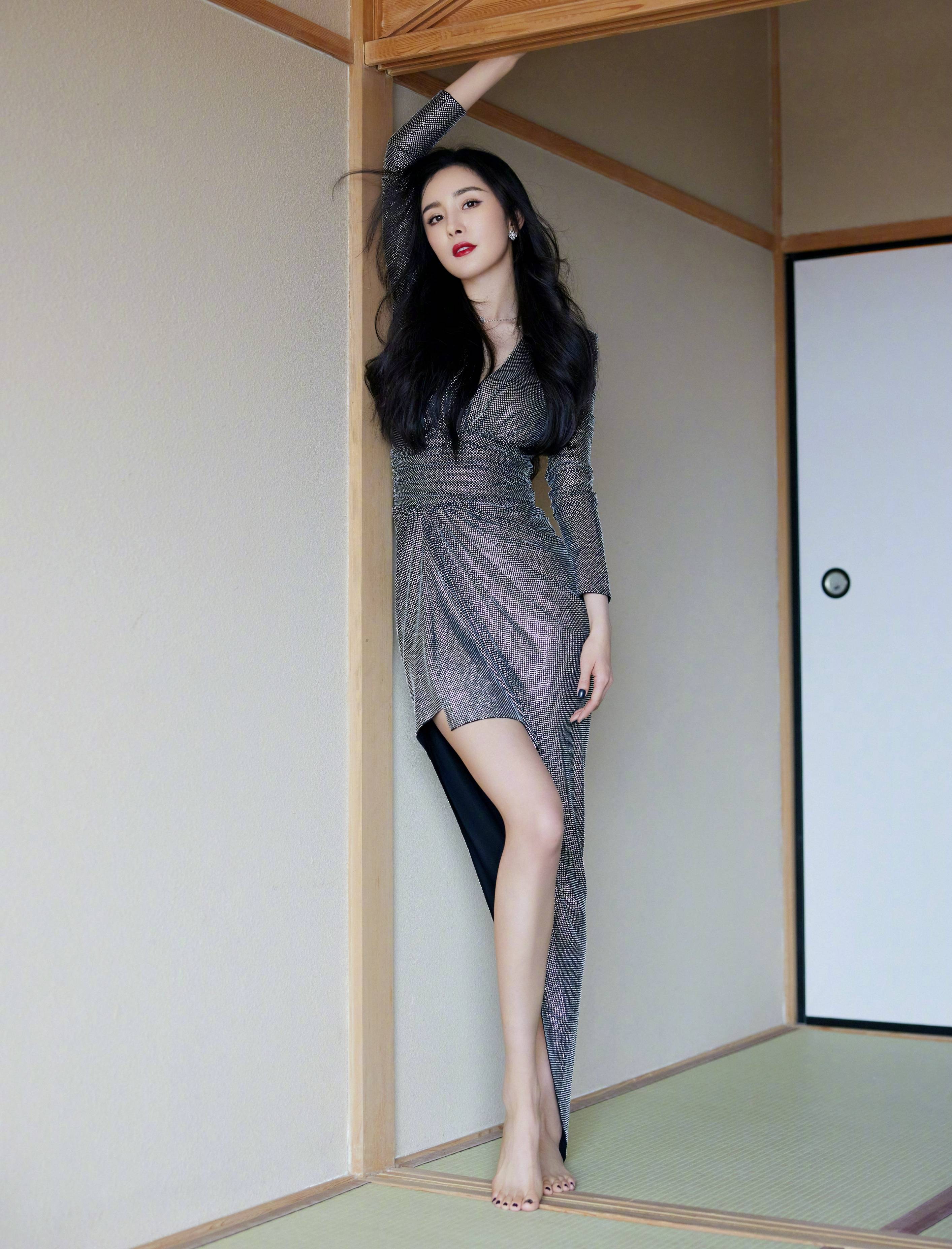 杨幂再一次引发网友质疑,这样极致的好身材和年轻面孔怎么可能?