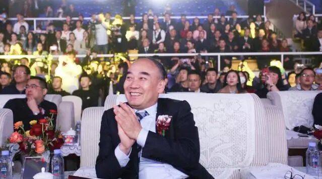 2015-16赛季,地产行业如日中天,四川男篮的老总周仕强彼时还是圈内的"