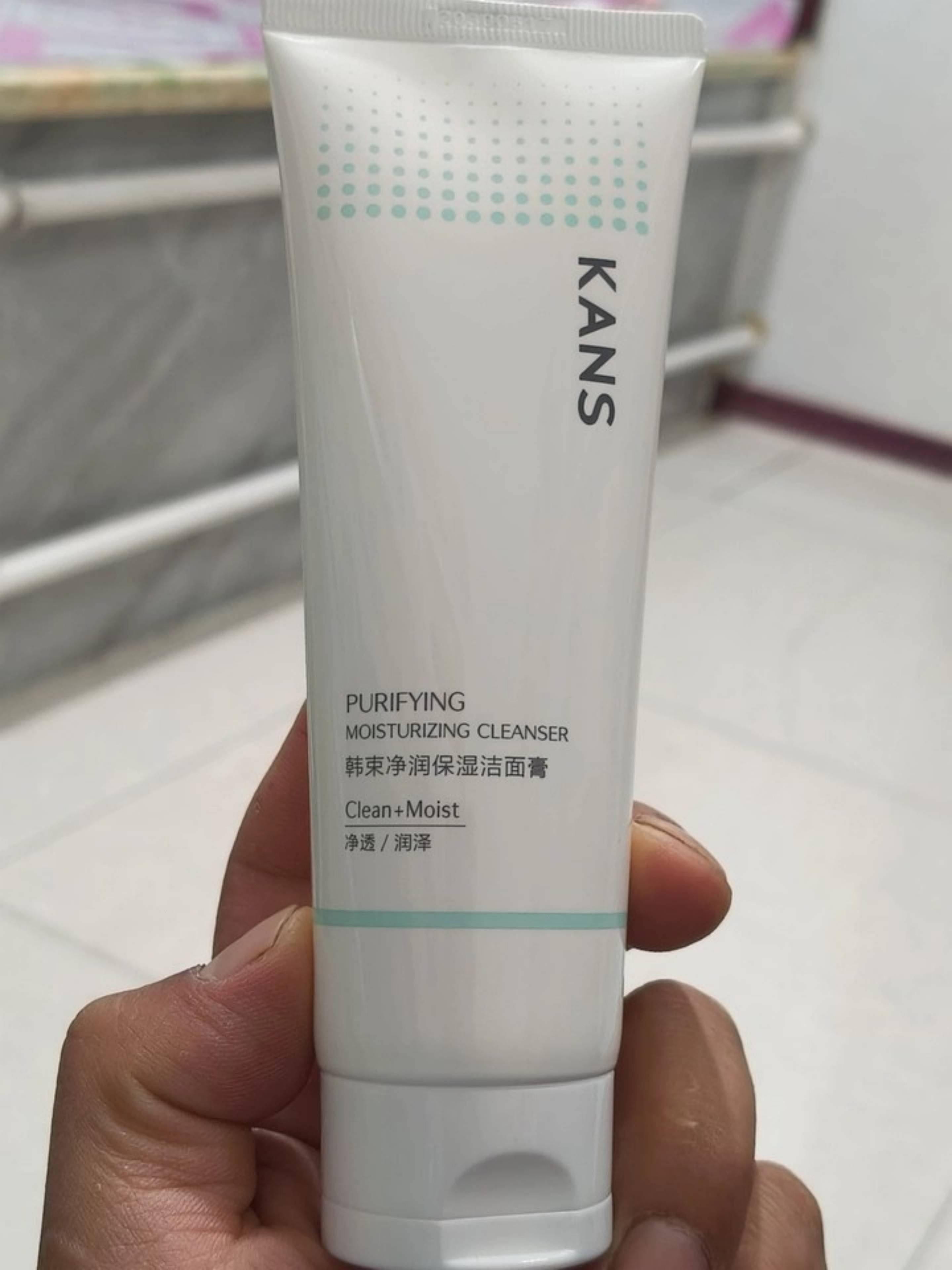 同时,甘油,透明质酸等保湿成分,让肌肤洗后依旧水润,维持水油平衡
