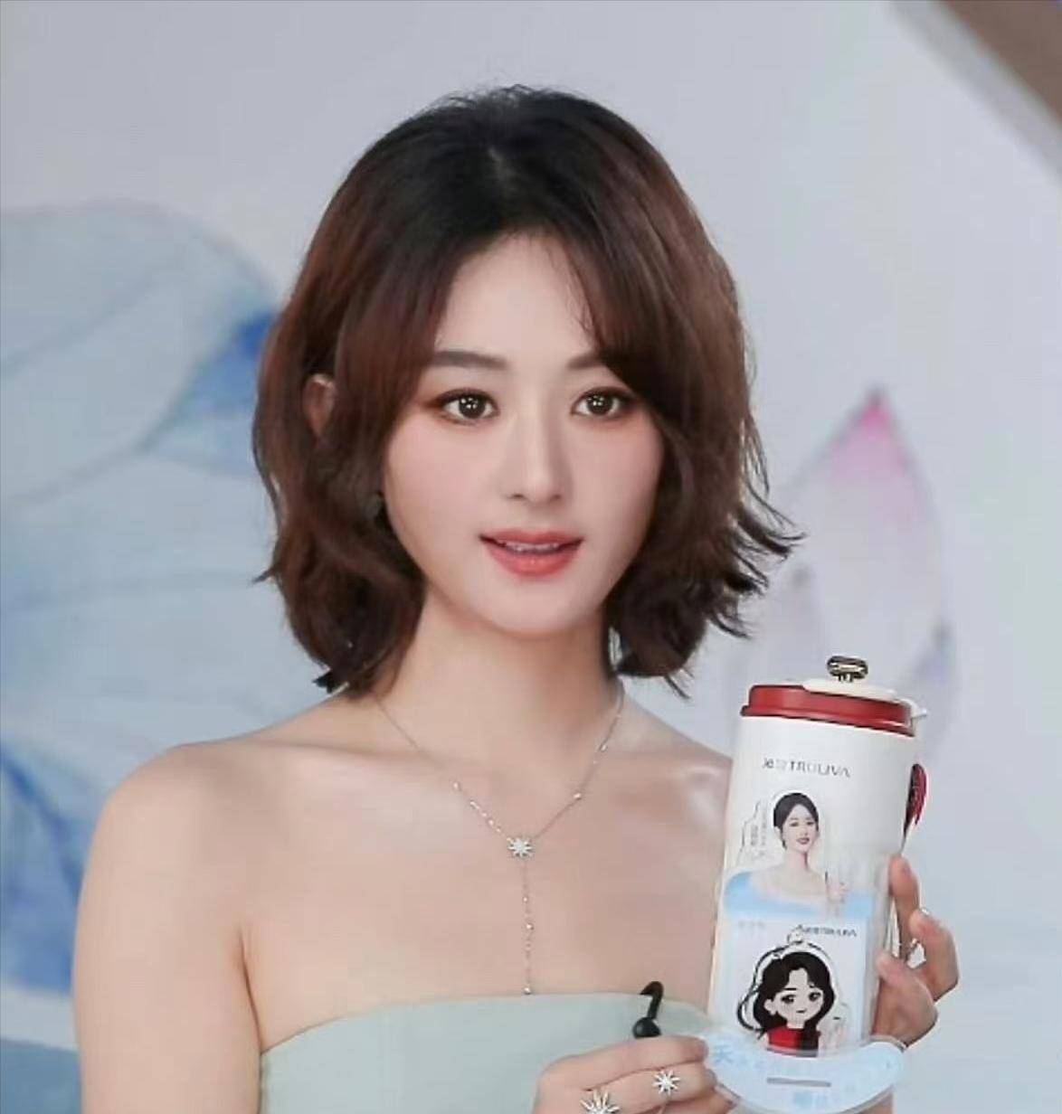 不再忍让未入席的赵丽颖一个动作提醒娱乐圈中年女星