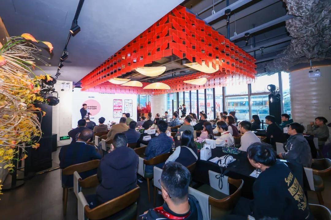 告别流量内卷!连锁品牌的下一个增长点,藏在鸿蒙的“负一屏”里-锋巢网