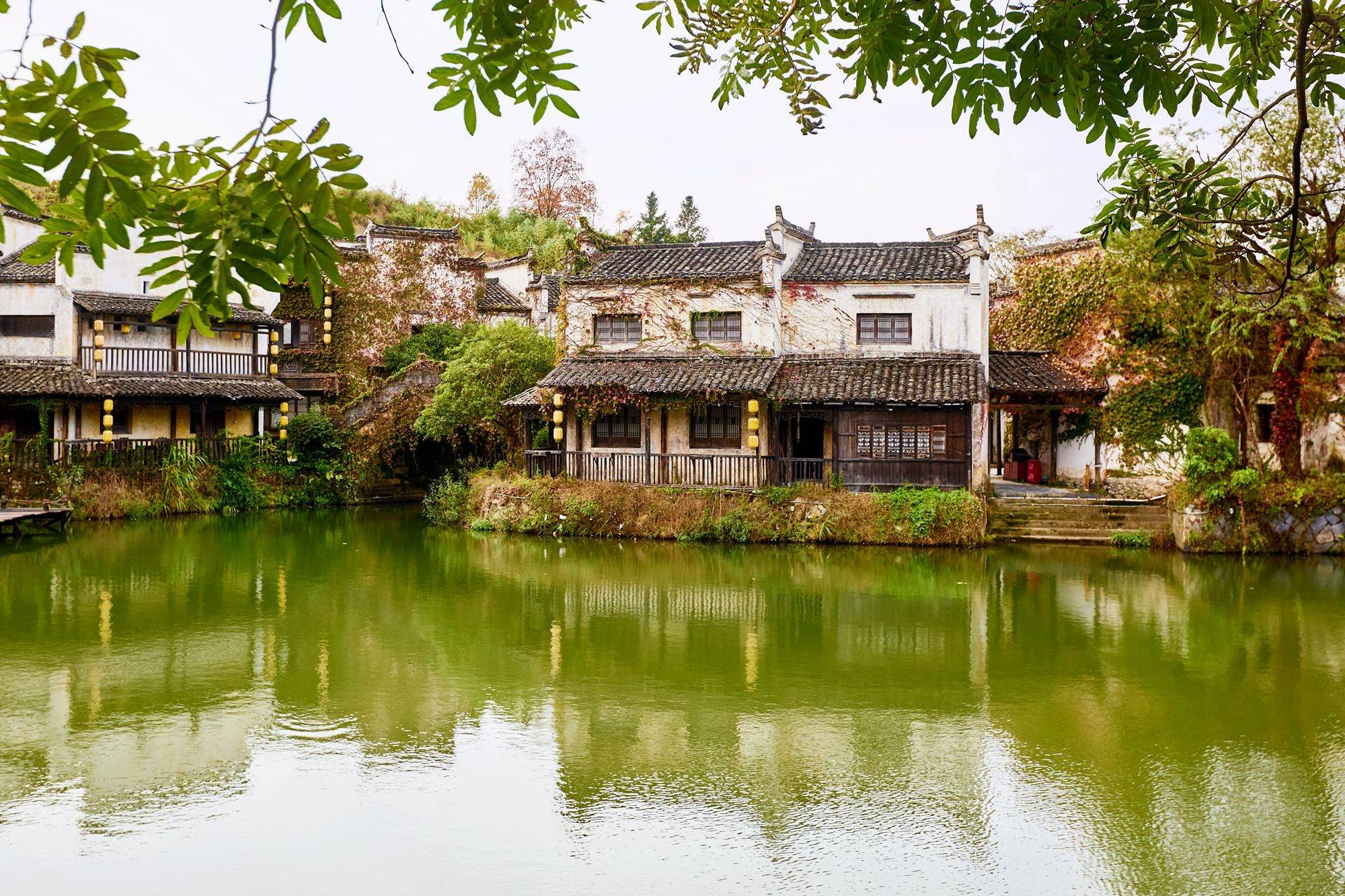 诗意满满的话语就是最好的打卡背景,黑白搭配和村里的老房子遥相呼