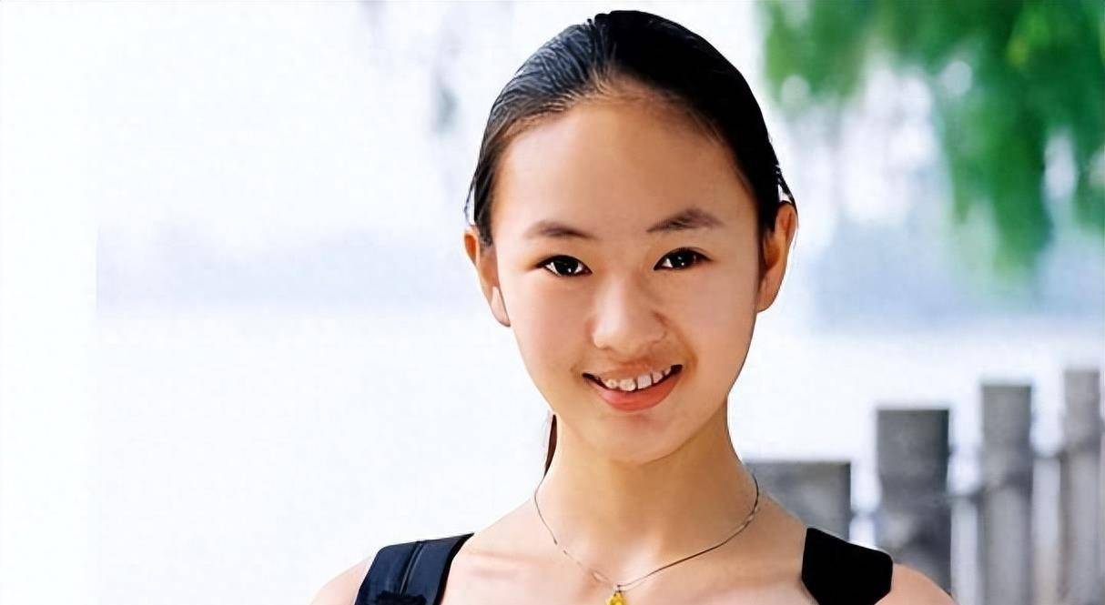 童谣曾与家暴男友分手,22年获年度演员,成为张默高攀不起的存在