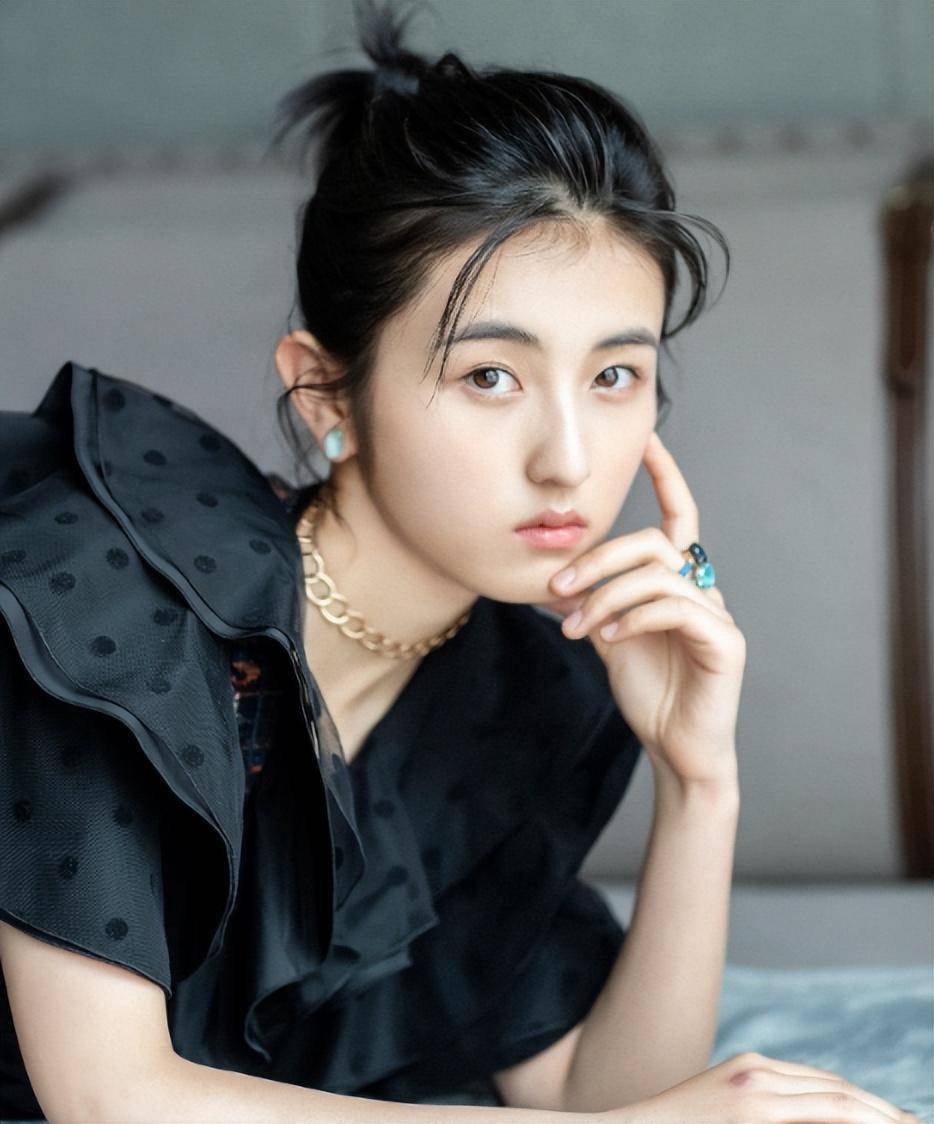 "国民闺女"张子枫:被冯小刚夸赞,与徐峥搭戏,内心强大有演技