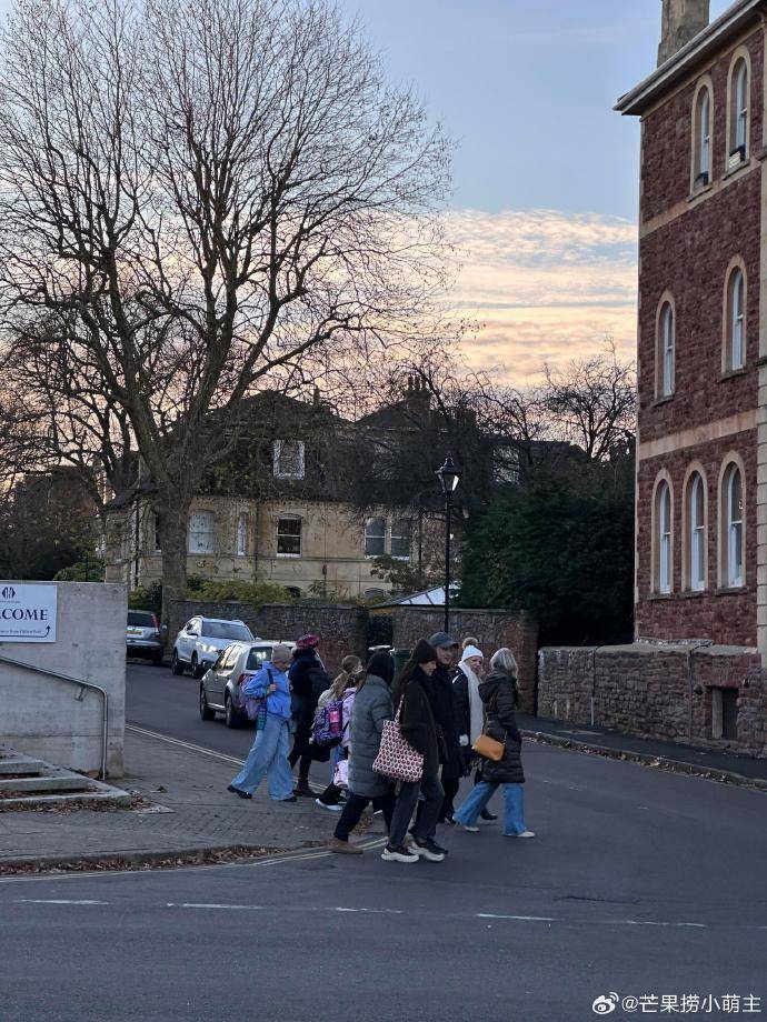 网友曝沙溢两个儿子在英国上学,沙溢胡可频繁现身英国陪读 插图4 网友曝沙溢两个儿子在英国上学,沙溢胡可频繁现身英国陪读 插图4