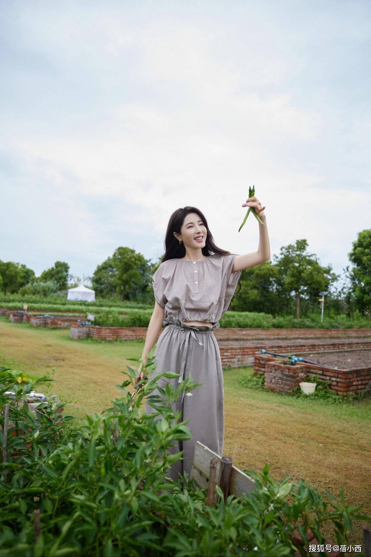 曾黎和朱珠在国外同框!穿白衬衫黑色阔腿裤长卷发,高级又显贵