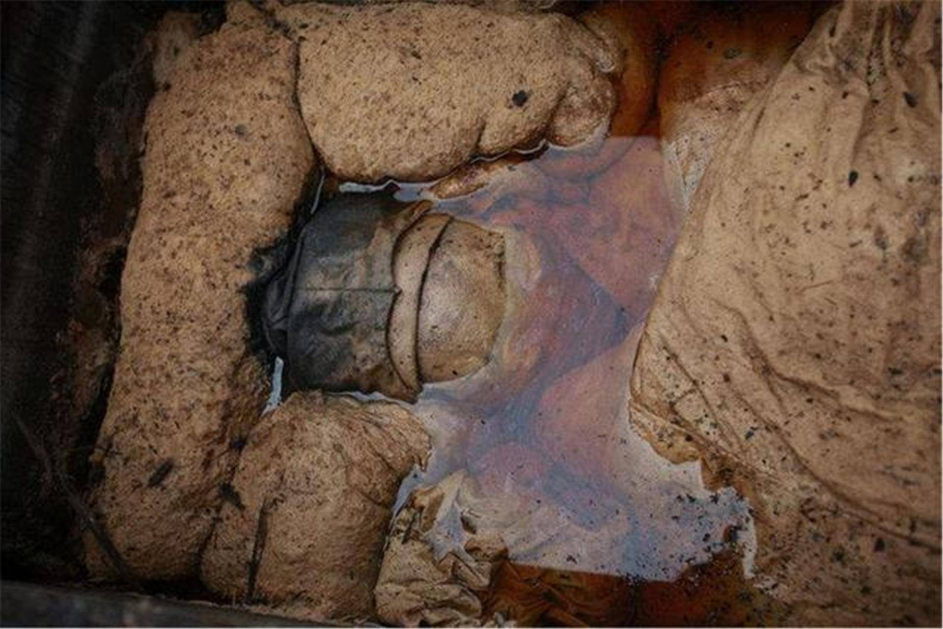 古墓中挖出不腐女尸,手上戴着绿宝石,专家看清后直呼:绝世美女