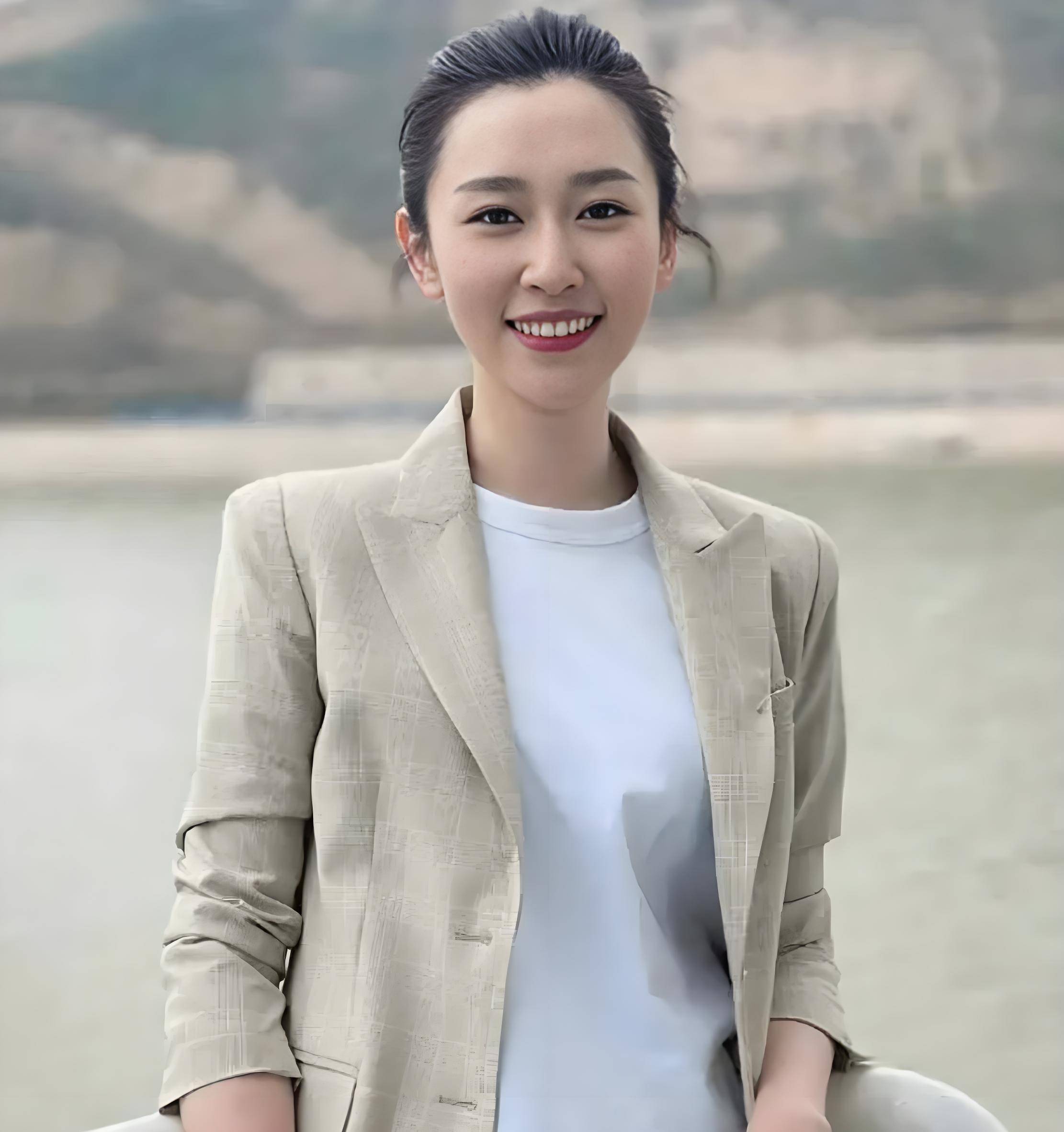 接!主持?来!她就像是一只勤劳的小蜜蜂,在各种实践中忙得不亦乐乎