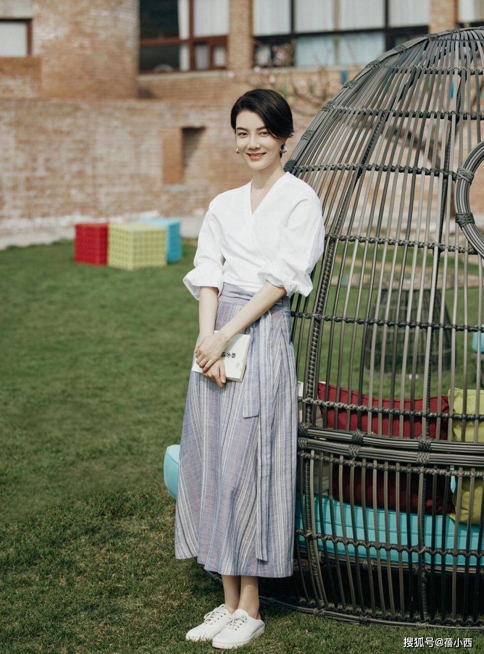 56岁许晴同框43岁车晓,终于见识了,媚态美与气质美的差距有多大